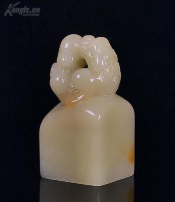 (台湾回流),精品寿山石老性结晶蜡质地通透芙蓉古兽戏球印章,质地通透,芙蓉晶的质地,芙蓉晶现在没什么产量了,一小块质地好的原石都要几千元,这件成型了至少有30年了,质地和润度都堪称极品,关键是雕工精细,栩栩如生,这种雕工,只是工钱也得2000以上吧,还未必雕刻的这样传神,升值潜力巨大的一件精品!