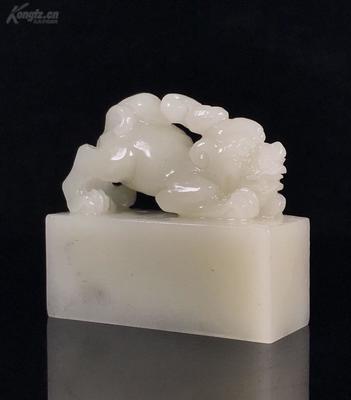 (日本回流)精品寿山石老性带稀有墨点芙蓉晶瑞兽印章,芙蓉晶作为芙蓉中的名贵石种,因其没什么产量,一小块质地好的原石都要几万元,有兴趣的石友可以看看东南拍卖上,芙蓉晶体的成交价,最低的 也得几十万,芙蓉中晶体状态最好的石头,看着舒服光润,非常不错的精品!