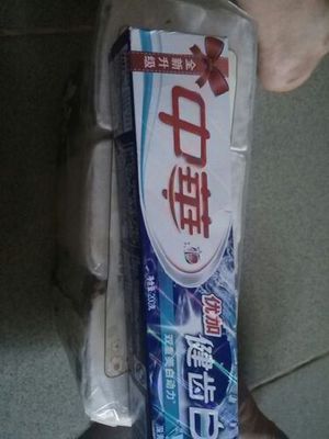 中华优加健齿白 深海晶盐牙膏 200g--质量非常好,用得很舒服。