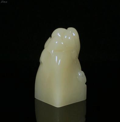 (日本回流)精品寿山石老性芙蓉晶莲花雕钮印章,质地通灵,芙蓉晶作为芙蓉中的名贵石种,因其没什么产量,一小块质地好的原石都要几万元,有兴趣的石友可以看看东南拍卖上,芙蓉晶体的成交价,最低的 也得几十万,芙蓉中晶体状态最好的石头,看着舒服光润,非常不错的精品!