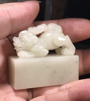 (日本回流)精品寿山石老性带稀有墨点芙蓉晶瑞兽印章,芙蓉晶作为芙蓉中的名贵石种,因其没什么产量,一小块质地好的原石都要几万元,有兴趣的石友可以看看东南拍卖上,芙蓉晶体的成交价,最低的 也得几十万,芙蓉中晶体状态最好的石头,看着舒服光润,非常不错的精品!